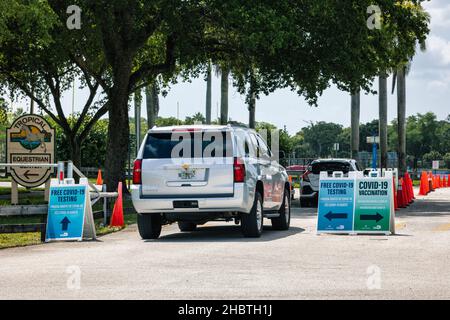 Hialeah, Florida, USA. 21st Dez 2021. Lange Autoschnur an der COVID-19-Test- und Impfstelle in South Florida. Florida meldete einen Anstieg von mehr als 18.000 neuen fällen der omicron-Variante COVID-19 in den letzten zwei Tagen. Kredit: Yaroslav Sabitov/YES Market media/Alamy Live Nachrichten Stockfoto