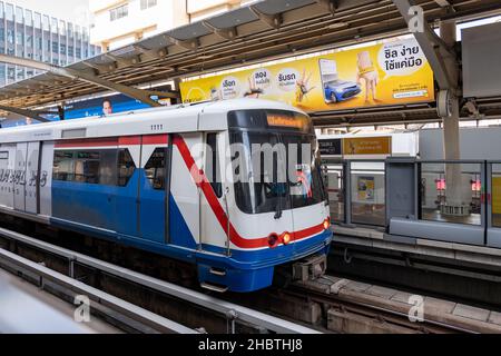 Bangkok, Thailand - Dezember 2021: BTS Skytrain am Bahnsteig. BTS ist Bangkok Transit System Zug fährt auf der Schiene i der Hauptstadt von Thailand Stockfoto