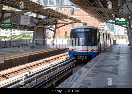 Bangkok, Thailand - Dezember 2021: BTS Skytrain am Bahnsteig. BTS ist Bangkok Transit System Zug fährt auf der Schiene i der Hauptstadt von Thailand Stockfoto