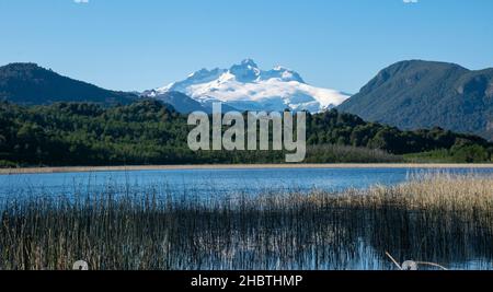 Berg , Landschaftsansicht seit dem See in Patagonien Argentinien Stockfoto