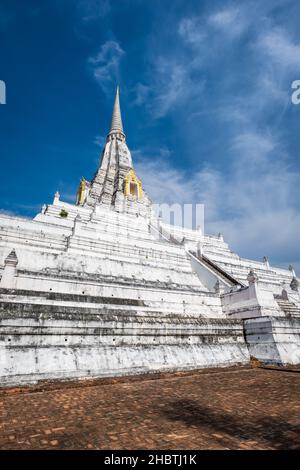 Wat Phukhao Thong (auf Englisch auch als Kloster des Goldenen Berges bekannt) ist ein buddhistischer Chedi-Turm in der alten Hauptstadt Thailands, Ayutthaya Stockfoto