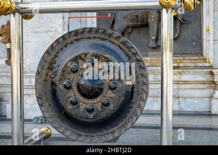 Buddhistischer Gong in Thailand, ein großer buddhistischer Trommel-gong mit Dekoration. Stockfoto