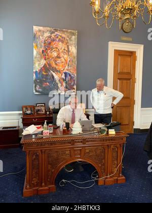 Der Kongressabgeordnete Steve Womack im Gespräch mit dem Kongressabgeordneten Kevin McCarthy, großes Gemälde von Ronald Reagan im Hintergrund ca. 26. März 2020 Stockfoto