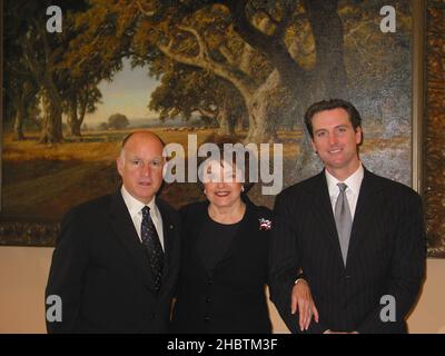 Senatorin Dianne Feinstein (Mitte) trifft sich mit dem damaligen Bürgermeister von Oakland Jerry Brown (links) und dem damaligen Bürgermeister von San Francisco Gavin Newsom (rechts) in ihrem Washington Office ca. 2008 Stockfoto