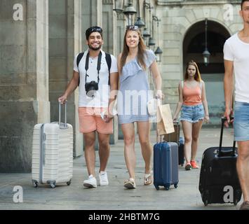 Fröhliche Touristen, die am Sommertag spazieren gehen Stockfoto