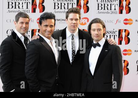 Carlos Marin (2nd v.l.), der am 19th. Dezember 2021 starb, fotografiert mit IL Divo bei der Ankunft für die Classical Brit Awards 2011 in der Royal Albert Hall, London. VEREINIGTES KÖNIGREICH Stockfoto