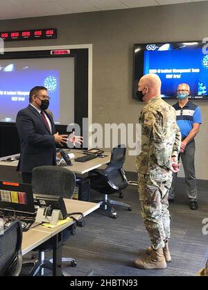 Der Kongressabgeordnete Carbajal erhielt vom COVID-19 Incident Management Team im Emergency Operations Center der Vandenberg Air Force Base mit General John Raymond, Chief of Space Operations, US Space Force, eine Einweisung. Ca. 8 Mai 2020 Stockfoto
