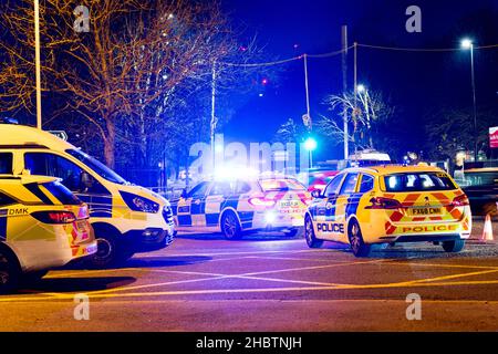 Greenwich London, Großbritannien. 21. Dezember 2021. Polizei, Feuerwehr und Sanitäter waren am Unfallort in der Eltham Road. Straßensperrung und Wartezeiten auf der A20 zwischen Lee Green und der Kreuzung der Kidbrooke Park Road seit dem späten Nachmittag um 15:30 Uhr. Auf der South Circular Road in der Umgebung wird am Abend ein Stau in der Rush Hour aufgebaut. Quelle: Xiu Bao/Alamy Live News Stockfoto