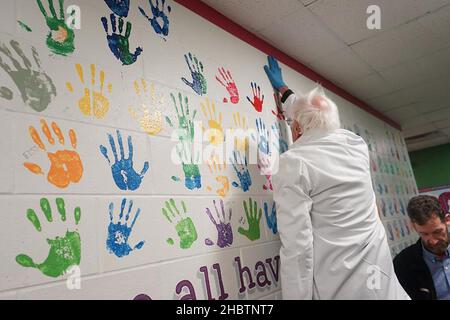 Bernie fügt seinen Handdruck zu Ben & Jerrys Sicherheitsmauer in der St. Albans Eiscremefabrik Ca. 14. April 2017 Stockfoto