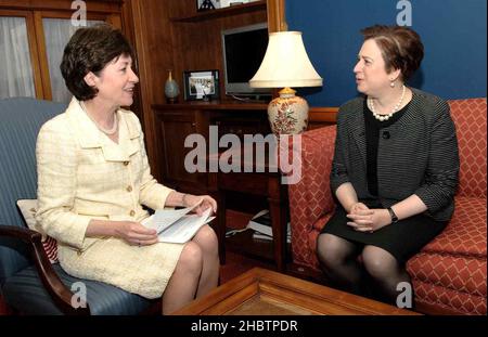 Senatorin Susan Collins (R-ME) trifft sich mit der Nominierten für den Obersten Gerichtshof Elena Kagan Ca. Mai 2010 Stockfoto