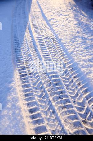 Winterreifen Spuren im Schnee hinterlassen Stockfoto
