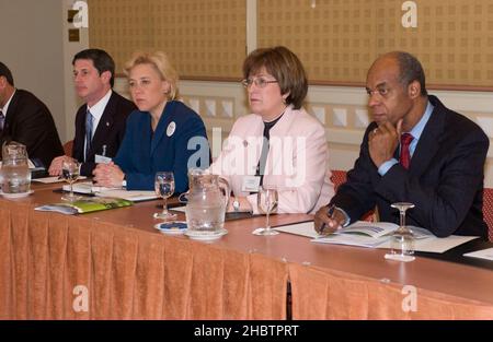 Den Haag, (Jan 10) - Sen. David Vitter, R-La., Sen. Mary Landrieu, D-La., Gov. Kathleen Blanco, D-La., und der Rep. William Jefferson, D-New Orleans, treffen sich mit dem Vizeminister für Verkehr, öffentliche Arbeiten und Wasserwirtschaft und anderen niederländischen Beamten Ca. 10. Januar 2006 Stockfoto