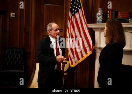 Senator Jim Risch diskutiert mit Richterin Amy Coney Barrett, Richterin am Obersten Gerichtshof, Ca. 30. September 2020 Stockfoto