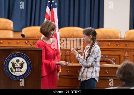 Die Repräsentantin des US-Repräsentantenhauses Kathy Castor spricht mit der schwedischen Umweltaktivistin Greta Thunberg Ca. 20. September 2019 Stockfoto