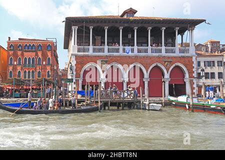 VENEDIG, ITALIEN - 18. MAI 2018: Hier befindet sich das Gebäude des überdachten Fischmarktes auf dem Platz della Pescarias. Stockfoto