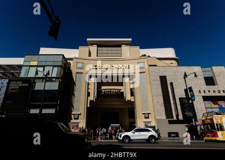 LOS ANGELES, USA - 14. Okt 2019: Eine wunderschöne Aufnahme ein sonniger Tag des Dolby Theater mit weißem Auto, Los Angeles, Kalifornien Stockfoto