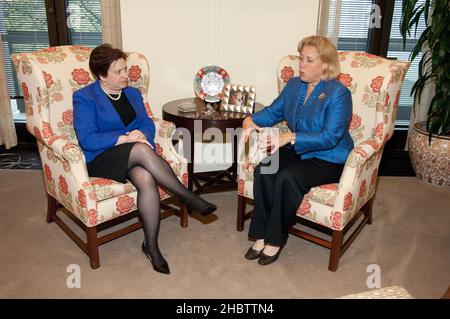 Senatorin Mary Landrieu (D-LA) trifft sich mit der Nominierten für den Obersten Gerichtshof Elena Kagan Ca. 2010 Stockfoto