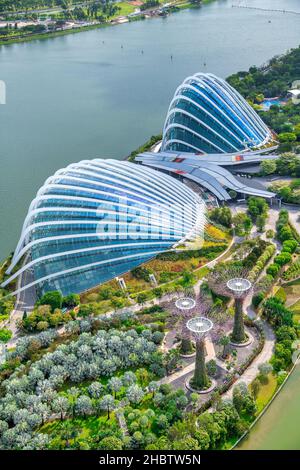 SINGAPUR - 4th. JANUAR 2020: Marina Bay Gardens by the Bay Park and Buildings, Luftaufnahme Stockfoto