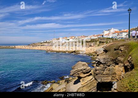 Der Strand Praia dos Pescadores (Fischerstrand) und das Dorf Ericeira mit Blick auf den Atlantischen Ozean. Portugal Stockfoto