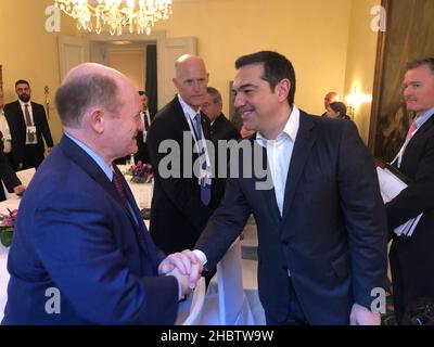 Senator Chris Coons schüttelt sich die Hände mit dem griechischen Premierminister Alexis Tsipras Ca. 18. Februar 2019 Stockfoto