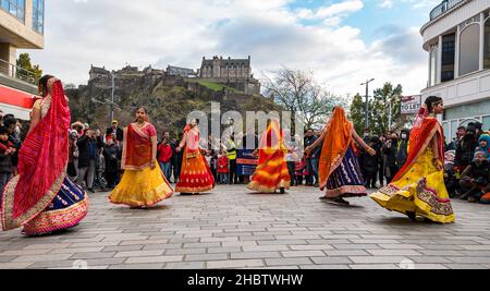 Indische Tänzerinnen tanzen auf dem Diwali Festival Event, mit Edinburgh Castle im Hintergrund, Edinburgh, Schottland, Großbritannien Stockfoto