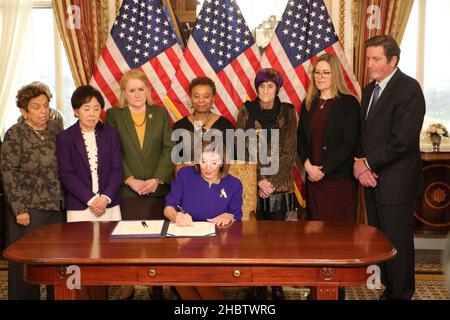 Nancy Pelosi unterzeichnet Coronavirus Aid, Relief, and Economic Security Act Ca. 5. März 2020 Stockfoto