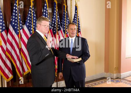 Der Kongressabgeordnete Mark Amodei (R-NV) wird vom Sprecher des Repräsentantenhauses John Boehner (R-OH) vereidigt. 2011 Stockfoto