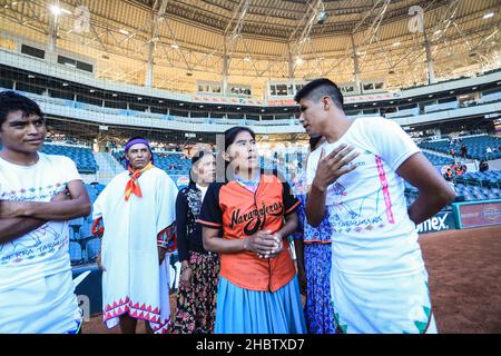 María Lorena Ramírez Hernández corredora de fondo mexicana de la comunidad Indígena rarámuri se presento en el estadio Sonora para el lanzamiento de l Stockfoto