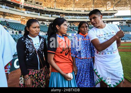 María Lorena Ramírez Hernández corredora de fondo mexicana de la comunidad Indígena rarámuri se presento en el estadio Sonora para el lanzamiento de l Stockfoto