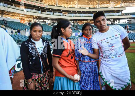 María Lorena Ramírez Hernández corredora de fondo mexicana de la comunidad Indígena rarámuri se presento en el estadio Sonora para el lanzamiento de l Stockfoto
