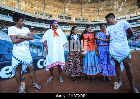 María Lorena Ramírez Hernández corredora de fondo mexicana de la comunidad Indígena rarámuri se presento en el estadio Sonora para el lanzamiento de l Stockfoto