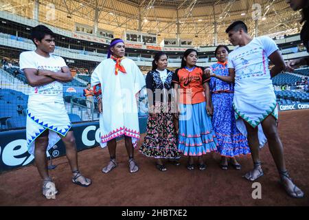 María Lorena Ramírez Hernández corredora de fondo mexicana de la comunidad Indígena rarámuri se presento en el estadio Sonora para el lanzamiento de l Stockfoto