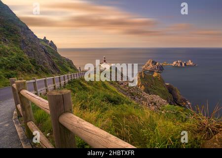 Panoramablick auf den Leuchtturm von Cabo Ortegal in Galicien, Spanien. Stockfoto