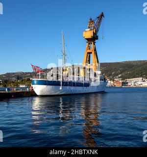 Die alte BMV-Werft in Laksevaag, in der Nähe des Hafens von Bergen, Norwegen. Die Royal Yacht 'Norge' im Hintergrund. Stockfoto