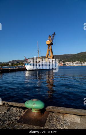 Die alte BMV-Werft in Laksevaag, in der Nähe des Hafens von Bergen, Norwegen. Die Royal Yacht 'Norge' im Hintergrund. Stockfoto