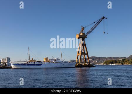 Die alte BMV-Werft in Laksevaag, in der Nähe des Hafens von Bergen, Norwegen. Die Royal Yacht „Norge“ liegt an der Seite. Stockfoto