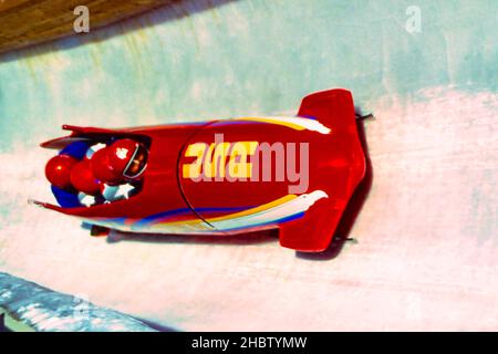 USA-1 4-Mann Bobfahren mit Fahrer Randy will und Jeffrey Woodard, Joseph Sawyer, Chris Coleman während des Trainingslaufes bei den Olympischen Winterspielen 1994. Stockfoto