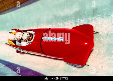 Der 2 4-Mann-Bobbahn war während des Trainingslaufs bei den Olympischen Winterspielen 1994 in Italien. Stockfoto