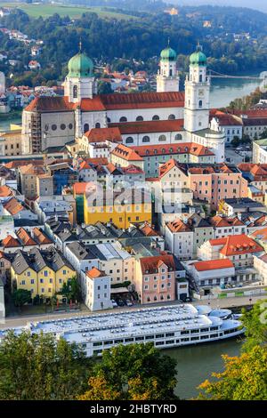 Bayerische Stadt Passau, Blick auf die Stadt mit Donau, Inn und Dom, Deutschland Stockfoto