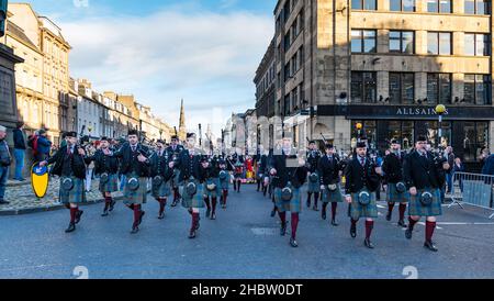 Schottische Pfeifenband spielt Dudelsäcke bei der Diwali Festival Event Parade, George Street, Edinburgh, Schottland, Großbritannien Stockfoto