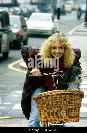 Die britische Schauspielerin Liza Goddard auf ihrem Fahrrad mit Tich in London 1989 Stockfoto