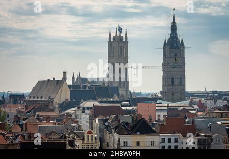 Glockenturm von Gent und St.-Bavo-Kathedrale, Ostflandern, Belgien Stockfoto