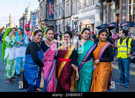 Indische Tänzerinnen posieren während der Parade beim Diwali Festival, Edinburgh, Schottland, Großbritannien Stockfoto