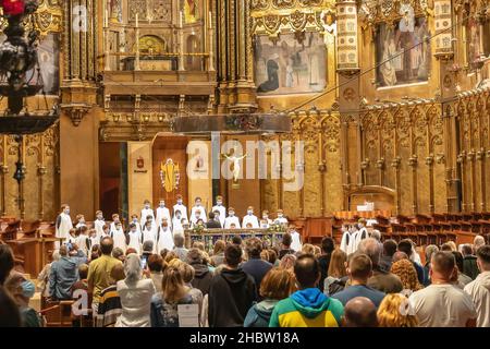 Barcelona, Spanien - 21. September 2021: Blick auf singende Kinder in der Heiligen Messe in der Basilika von Montserrat Stockfoto