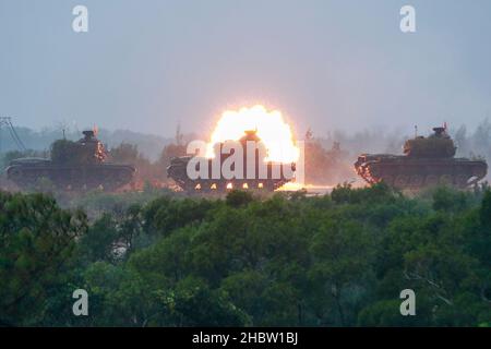 Hsinchu, Taipei, Taiwan. 21st Dez 2021. Ein M60-A3-Tank feuert während einer militärischen Übung mit lebender Munitionskampfwaffen an einem nicht bekannt gegebenen Ort, inmitten steigender Spannungen mit China, Kanonen ab. Taiwan ist mit zunehmenden militärischen Bedrohungen aus China konfrontiert, darunter chinesische PLA-Kampfflugzeuge, die zur Kreuzfahrt um die Insel geschickt wurden, während die USA mehr Waffenverkäufe an Taiwan anboten. (Bild: © Daniel Ceng Shou-Yi/ZUMA Press Wire) Stockfoto