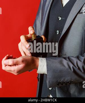 Mann Parfüm, Duft. Maskulines Parfüm. Parfüm oder kölner Flasche. Männlicher Duft und Parfümerie, Kosmetik. Bärtiger Mann, der eine Flasche hochhält Stockfoto