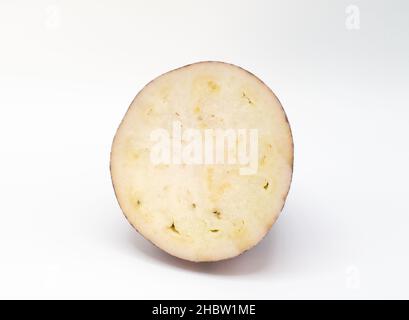 Ein Stück geäderter Aubergine, isoliert auf hellem Hintergrund Stockfoto