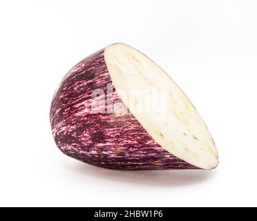 Ein Stück geäderter Aubergine, isoliert auf hellem Hintergrund Stockfoto