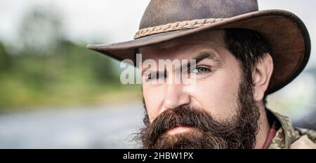 Cowboys im Hut. Schöner bärtiger Macho. Mann unrasierte Cowboys. Amerikanischer Cowboy. Cowboy-Hut Aus Leder. Porträt eines jungen Mannes mit Cowboyhut Stockfoto