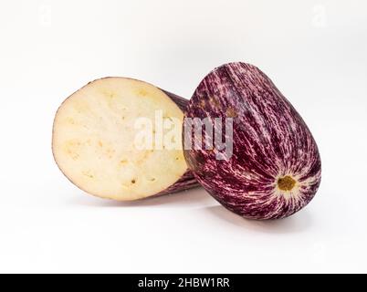 Ein Stück geäderter Aubergine, isoliert auf hellem Hintergrund Stockfoto